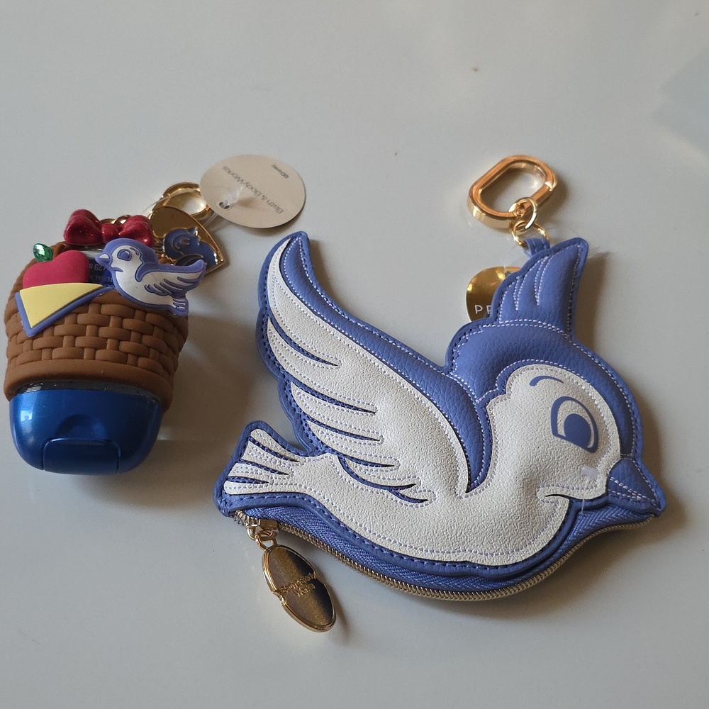 Bath & Body Works Disney SNOW WHITE Bag Charm and Sanitizer Holder.‎
